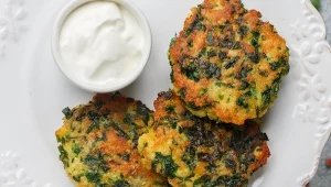 Kotlety kalafiorowe ze szpinakiem to pyszny, jarski obiad dla całej rodziny