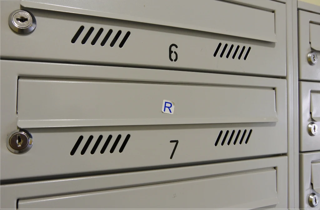 Jak uzyskać literę „R” na skrzynce pocztowej?