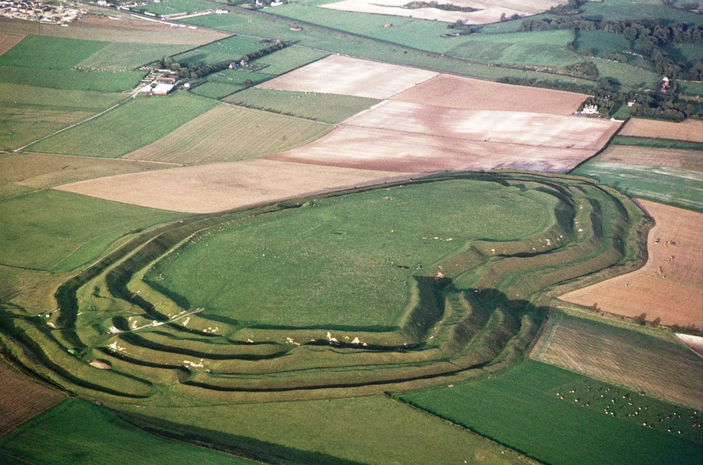 Maiden Castle to największe grodzisko epoki żelaza w Wielkiej Brytanii. Widok z 1970 roku Maiden Castle to największe grodzisko epoki żelaza w Wielkiej Brytanii. Widok z 1970 roku