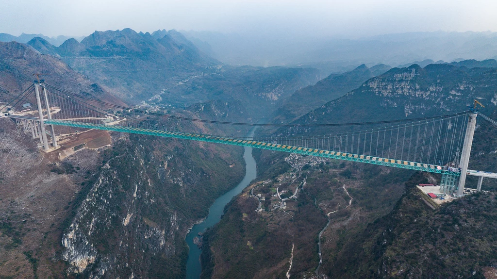 Huajiang Grand Canyon Bridge, wielkie dokonanie Chin - najwyższy most świata - stanie się też najwyższym punktem do skoków na bungee.