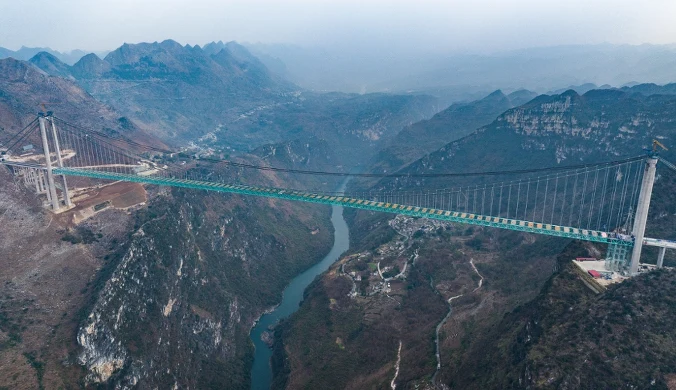 Huajiang Grand Canyon Bridge w Chinach to nowy rekordzista - najwyższy most drogowy na świecie już działa.