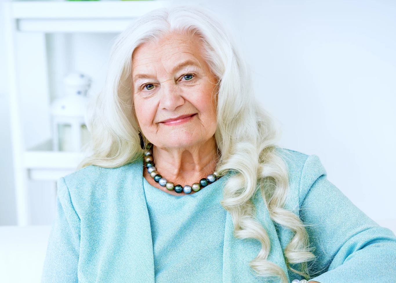 Wróżka Diana ułożyła tarota dla wszystkich znaków. Sprawdź, co się wydarzy w środę 28 maja Starsza kobieta o długich, siwych włosach i jasnej karnacji, uśmiechnięta, ubrana w błękitny żakiet i naszyjnik z pereł, siedząca w jasnym, eleganckim wnętrzu.