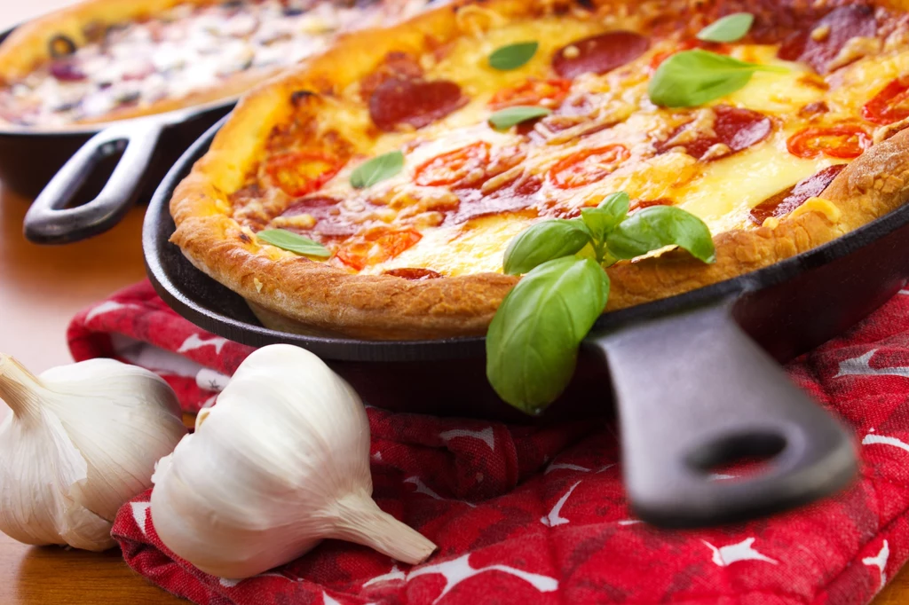Ta pizza z patelni to hit internetu. Smakuje nawet największym niejadkom