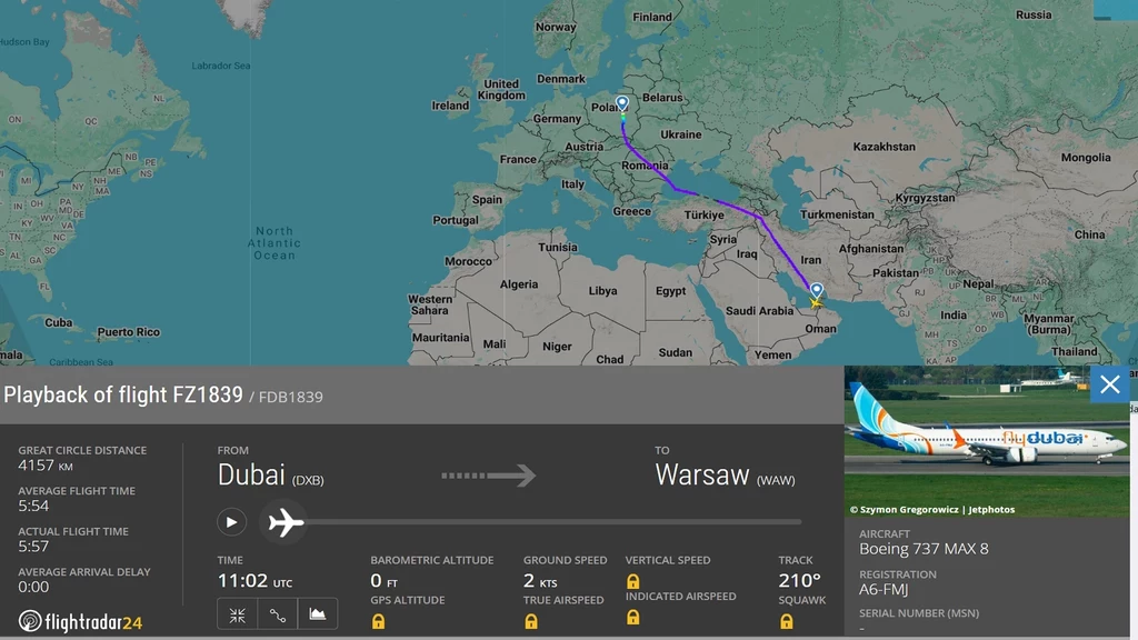 Trasa lotu samolotu z Dubaju Mapa trasy lotu samolotu pasażerskiego z Dubaju do Warszawy, przedstawiająca przebieg lotu na tle mapy Europy i części Azji, wraz z informacjami dotyczącymi parametrów lotu, jak wysokość, prędkość, typ samolotu i godzina lotu.