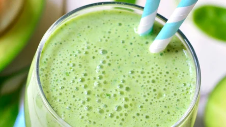 Smoothie z avokado i kiwi to smaczne i pożywne śniadanie. Zaczynaj od niego dzień, a szybko odczujesz szereg korzystnych zmian