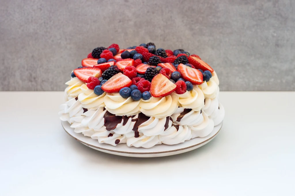 Tort bezowy świetnie sprawdzi się jako elegancki i efektowny deser na przyjęcie Tort bezowy świetnie sprawdzi się jako elegancki i efektowny deser na przyjęcie