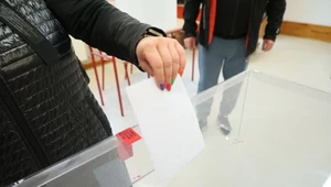 W tych godzinach zagłosujemy w Polsce i na świecie. Są wyjątki od reguły