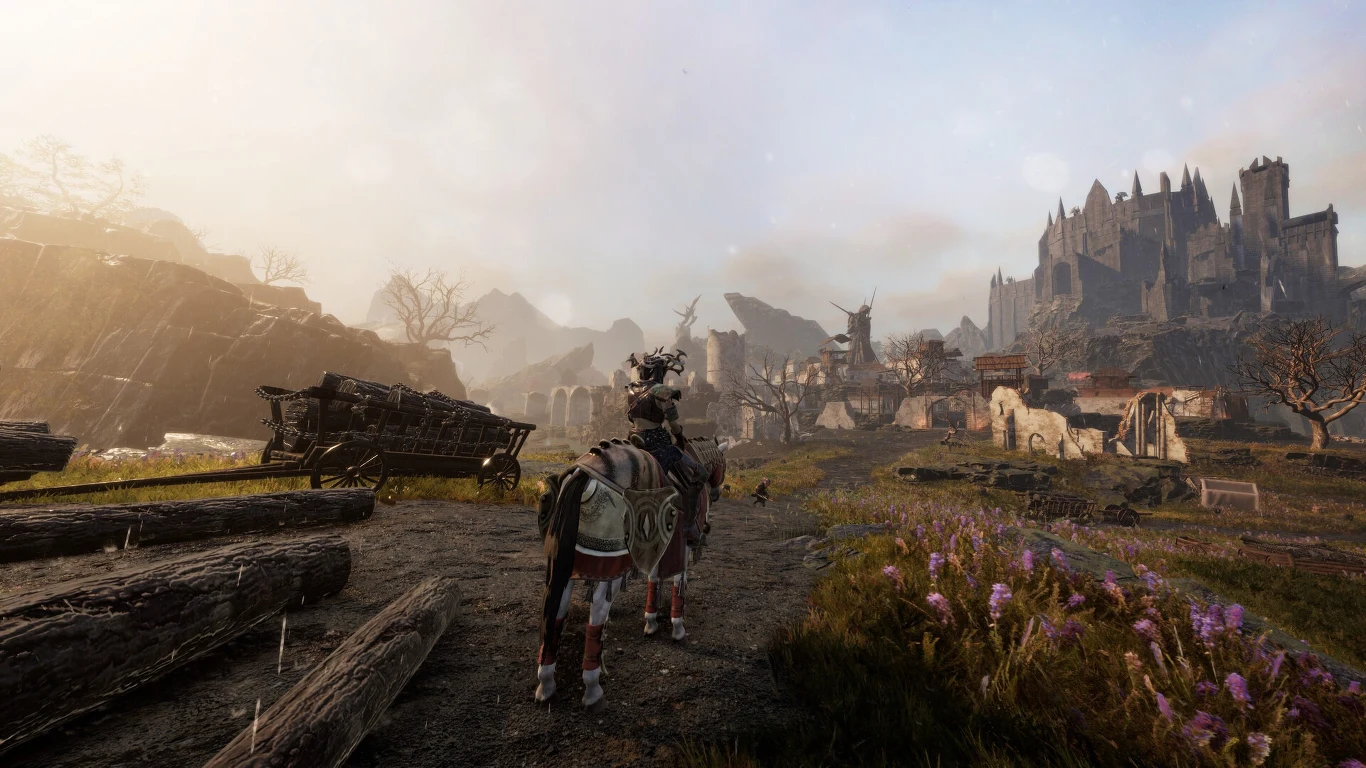 Tainted Grail: The Fall of Avalon Postać na koniu patrzy na średniowieczny zamek w oddali, otoczony ruinami, polami i kwiatami, w tle widoczne są wyżyny i rozległa panorama krajobrazu.