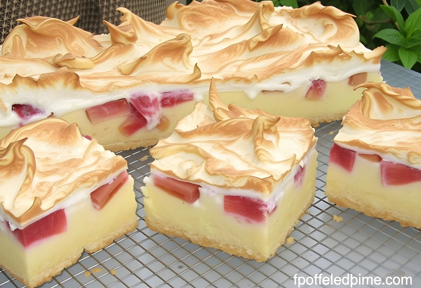 Zanim skończy się sezon, zrób to ciasto. Rabarbar z bezą smakuje obłędnie Zanim skończy się sezon, zrób to ciasto. Rabarbar z bezą smakuje obłędnie