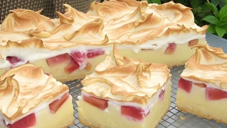 ​Zanim skończy się sezon, zrób to ciasto. Rabarbar z bezą smakuje obłędnie