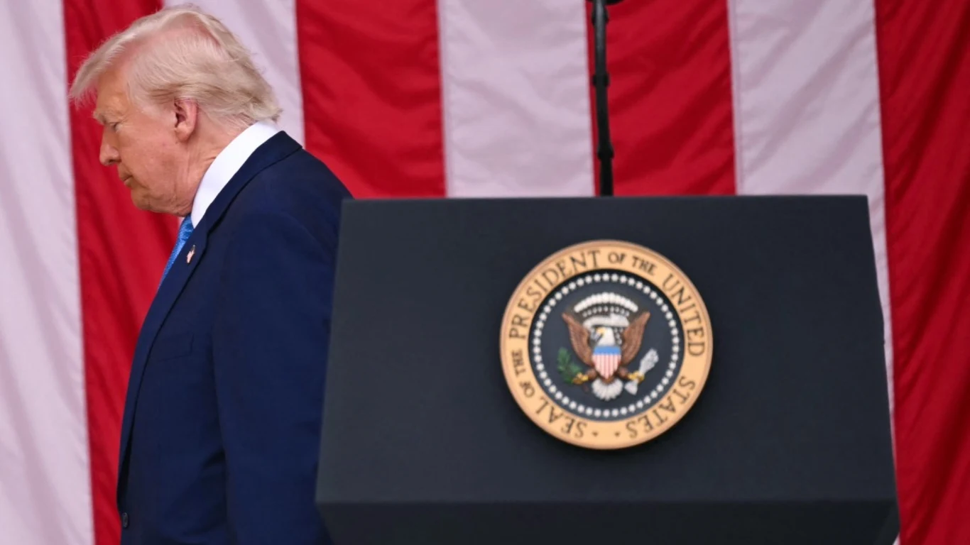Donald Trump krytykuje Władimira Putina. Dla republikanów to mało Mężczyzna w garniturze stoi bokiem przy podwyższeniu, na którym widoczna jest pieczęć prezydenta Stanów Zjednoczonych, w tle duża flaga USA.