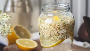 Domowy syrop z kwiatów czarnego bzu to naturalny sposób na wzmocnienie odporności