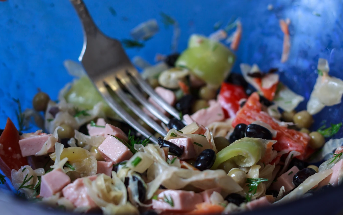 Smaczna sałatka z szynką i fasolą Smaczna sałatka z szynką i fasolą