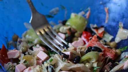 Smaczna sałatka z szynką i fasolą