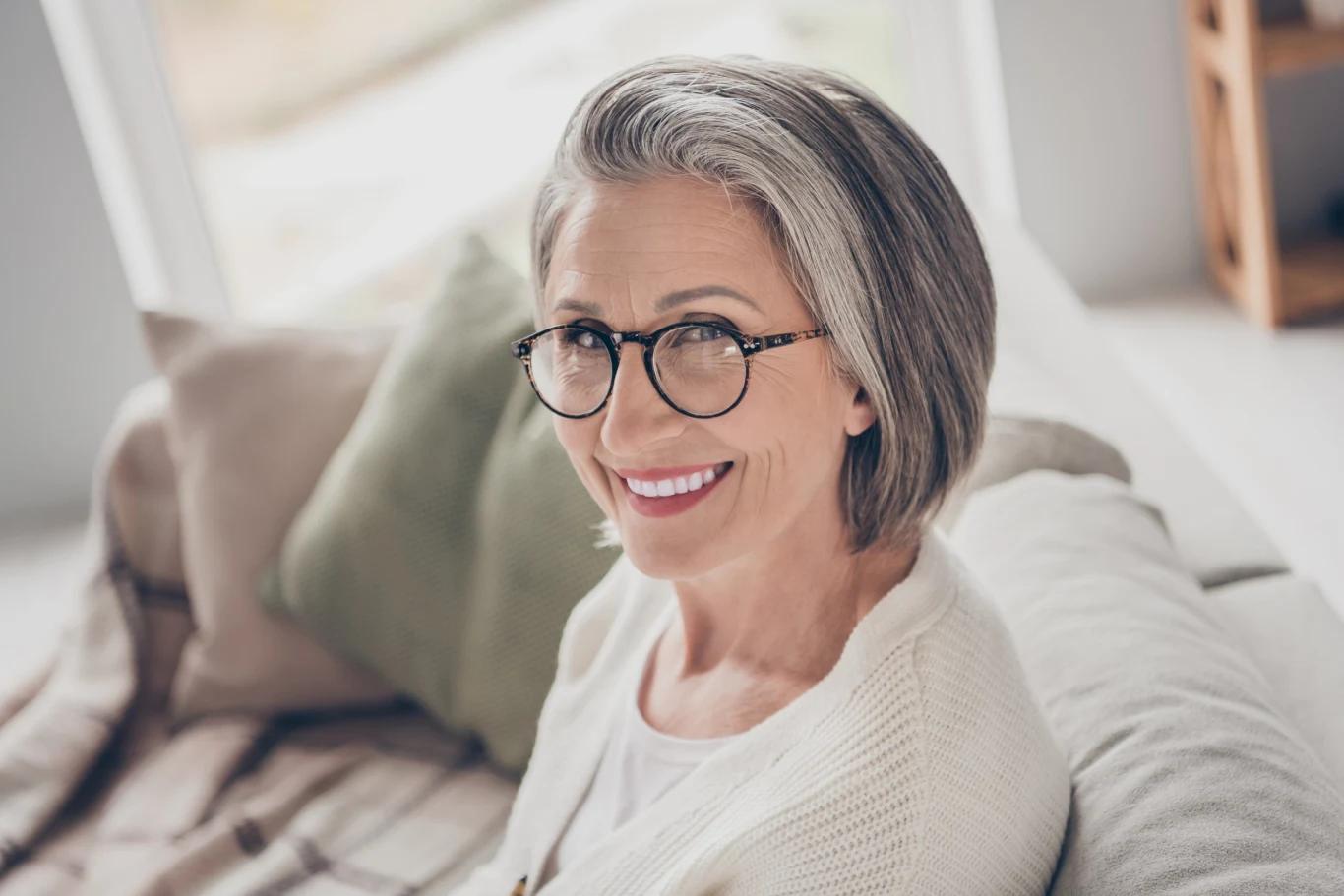 Biel – zarówno czysta, jak i złamana – doskonale współgra z siwizną. 