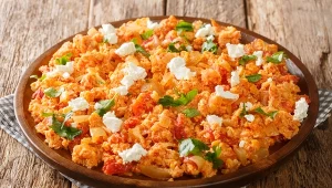 Jajecznica w greckim wydaniu. Pół dnia nie czujesz głodu i nie podjadasz