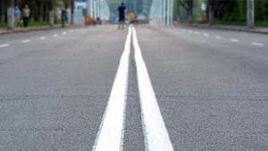 Wyprzedzasz na linii podwójnej ciągłej? Kiedy policja nie może ukarać