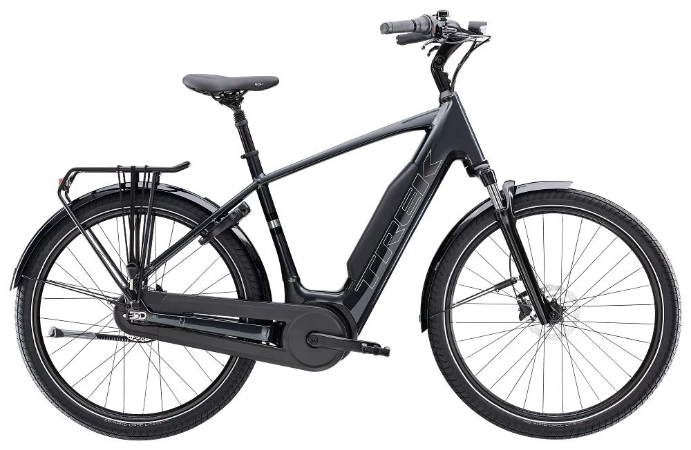 Trek District+ 3 Czarny rower elektryczny z prostą ramą, wygodnym siodłem, prostą kierownicą oraz dużym bagażnikiem tylnym, wyposażony w błotniki i oświetlenie.