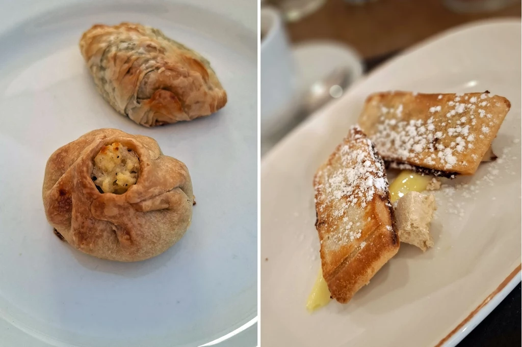 Pastizzi z riccottą i groszkiem (z lewej), Imqaret podawany z kawałkiem maltańskiej hałwy i sosem waniliowym w Il Pirata, Mellieha Bay Dwa oddzielne talerze z wypiekami, z lewej pieróg w kształcie półksiężyca i okrągły wypiek z nadzieniem twarogowym, z prawej dwa trójkątne naleśniki z kremowym farszem posypane cukrem pudrem.