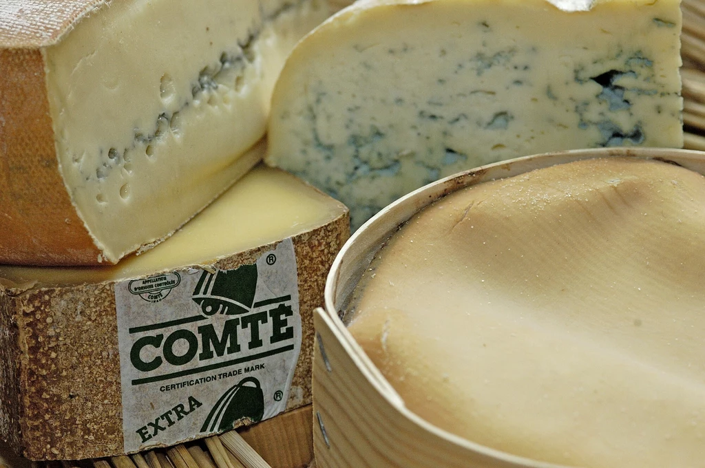 Mleko do produkcji comté jest pozyskiwane tylko od krów z departamentów Doubs, Jura, Haute-Saône we wschodniej Francji Mleko do produkcji comté jest pozyskiwane tylko od krów z departamentów Doubs, Jura, Haute-Saône we wschodniej Francji