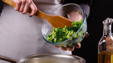 Blanszowanie brokułu sprawia, że wychodzi on chrupiący. 