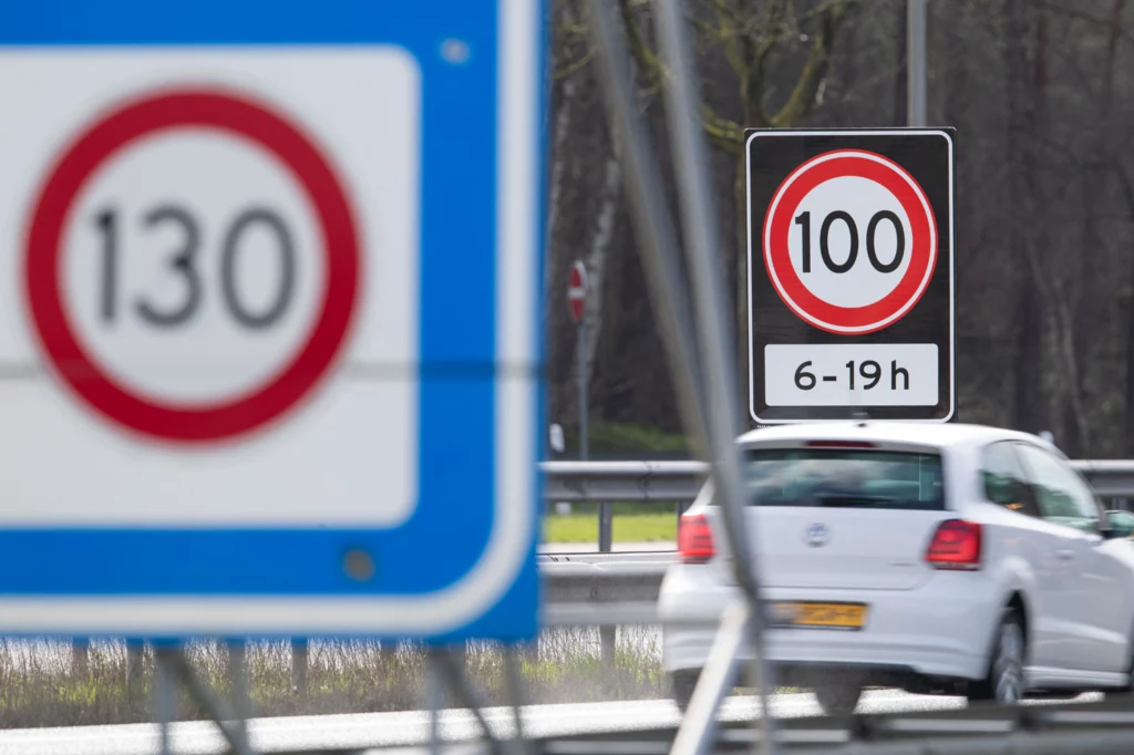 W Holandii w 2020 r. na autostradach wprowadzono czasowe ograniczenie prędkości do 100 km/h. W Holandii w 2020 r. na autostradach wprowadzono czasowe ograniczenie prędkości do 100 km/h.