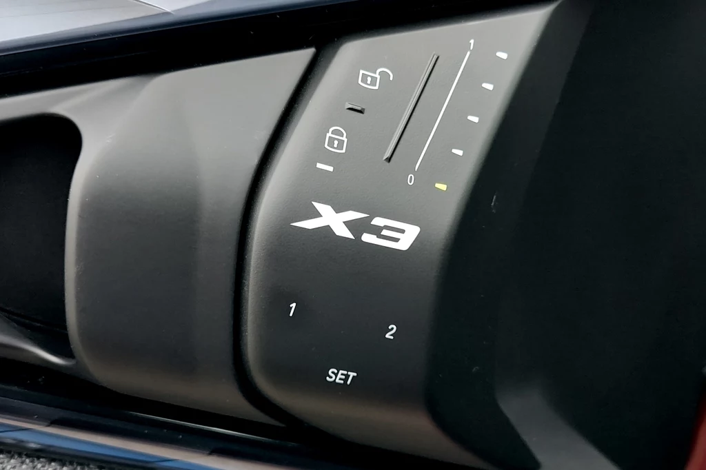 Dotykowe sterowanie nawiewami w BMW X3 to przesada. Przede wszystkim jest trudne w obsłudze Panel sterowania z przyciskami do ustawienia pozycji fotela kierowcy w samochodzie marki BMW X3, wyraźnie widoczne ikony blokady, pamięci ustawień oraz wskaźniki wyboru ustawienia