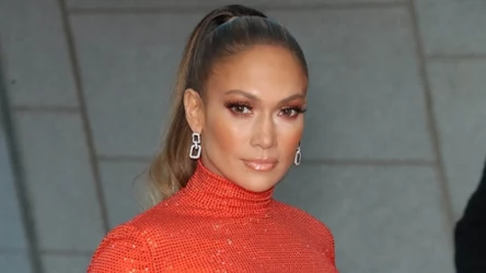 Ma 55 lat i ciało bogini. Jennifer Lopez zachowuje formę bez katorżniczych ćwiczeń i ścisłej diety