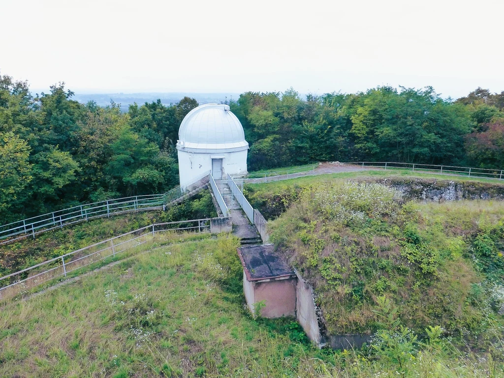 W czerwcu dwukrotnie będzie można zwiedzić rzadko udostępniany turystom obiekt Twierdzy Kraków - Fort 38 Skała, gdzie mieści się teraz obserwatorium astronomiczne. W czerwcu dwukrotnie będzie można zwiedzić rzadko udostępniany turystom obiekt Twierdzy Kraków - Fort 38 Skała, gdzie mieści się teraz obserwatorium astronomiczne.