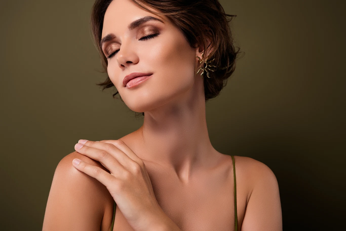 Postaw na kremowe cienie w brązowym i beżowym odcieniu