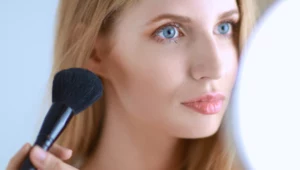 Promienna i wypoczęta twarz jak po urlopie - latte makeup, sekret świeżego makijażu na lato 2025