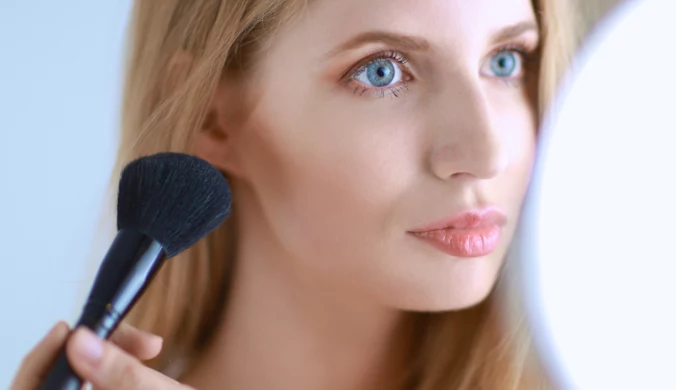 Promienna i wypoczęta twarz jak po urlopie - latte makeup, sekret świeżego makijażu na lato 2025