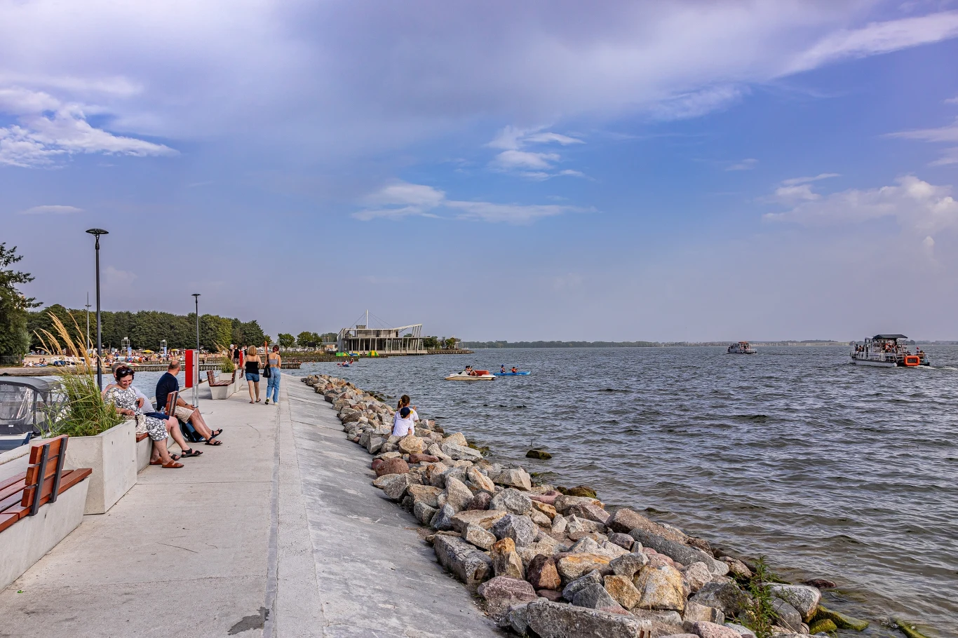Giżycko zlokalizowane jest pomiędzy jeziorami Kisajno a Niegocin. Chętnych na odwiedzenie tego miasta nie brakuje. 