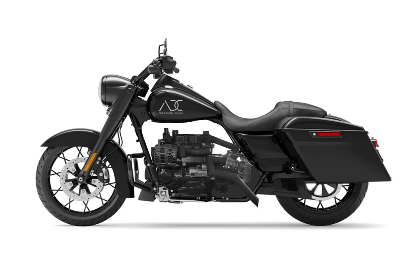 Amerykański startup przekonuje, że motocykle napędzane silnikiem Diesla mają sens. Czarny motocykl typu cruiser z dwoma bocznymi kuframi, masywną kierownicą i widocznymi detalami silnika na jasnym tle.
