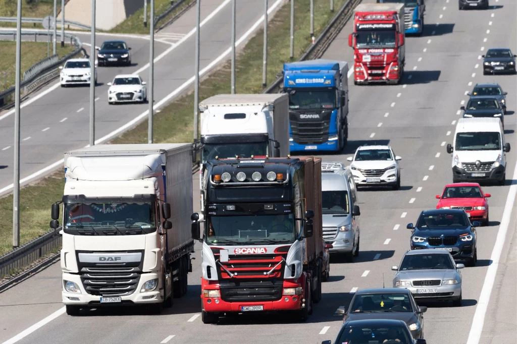 Jazda na zderzaku, a obowiązujące prawo. Jakie grożą mandaty? Jazda na zderzaku, a obowiązujące prawo. Jakie grożą mandaty?