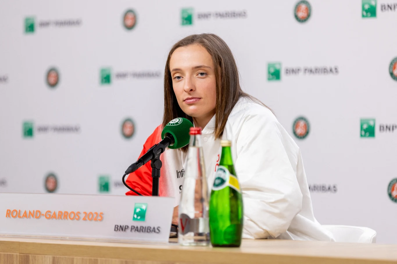 Iga Świątek podczas konferencji prasowej na turnieju Rolanda Garrosa