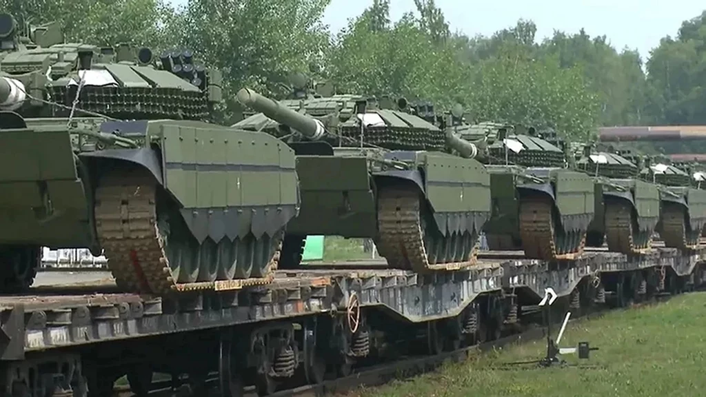 Transport nowiutkich rosyjskich czołgów T-90 do Ukrainy Transport nowiutkich rosyjskich czołgów T-90 do Ukrainy