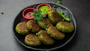 Wege burgery z bobu z grillowanym bakłażanem i salsą pomidorową – roślinna uczta w stylu Jurka Sobieniaka