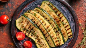 Letni hit Jurka Sobieniaka. Grillowana cukinia z parmezanem i salsą z młodej dymki