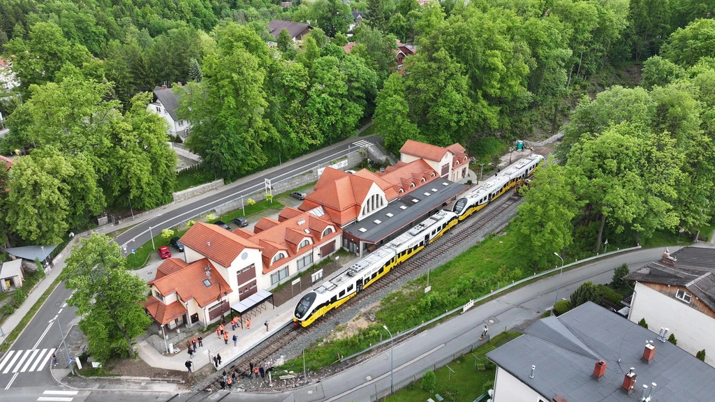 Pociąg pasażerski dojechał do Karpacza. Czekano na to 25 lat. Pociąg pasażerski dojechał do Karpacza. Czekano na to 25 lat.