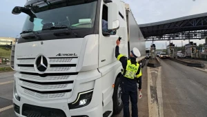 Policjanci zatrzymali do kontroli ciężarówkę. Kierowca był w trasie przez 57 dni. / Zdjęcie ilustracyjne