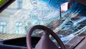 Patent na wybicie szyby może nie zadziałać. Co robić po wypadku?