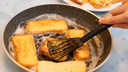 Szybkie grzanki z patelni z przepisu babci - chrupiące i pyszne, że palce lizać