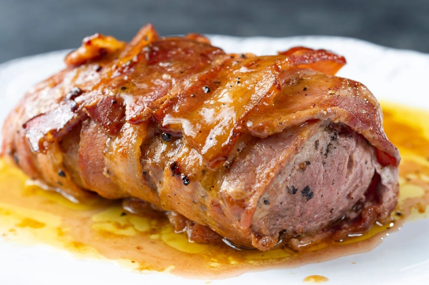 Polędwiczka wieprzowa w 100 gramach ma 144 kcal. Owinięta w boczek stanie się jednak bardziej kaloryczna Polędwiczka wieprzowa w 100 gramach ma 144 kcal. Owinięta w boczek stanie się jednak bardziej kaloryczna