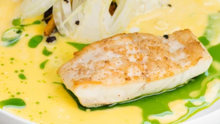 Polędwica z dorsza i sauce hollandaise, czyli szkoła kulinarnej klasyki według Mateusza Gesslera
