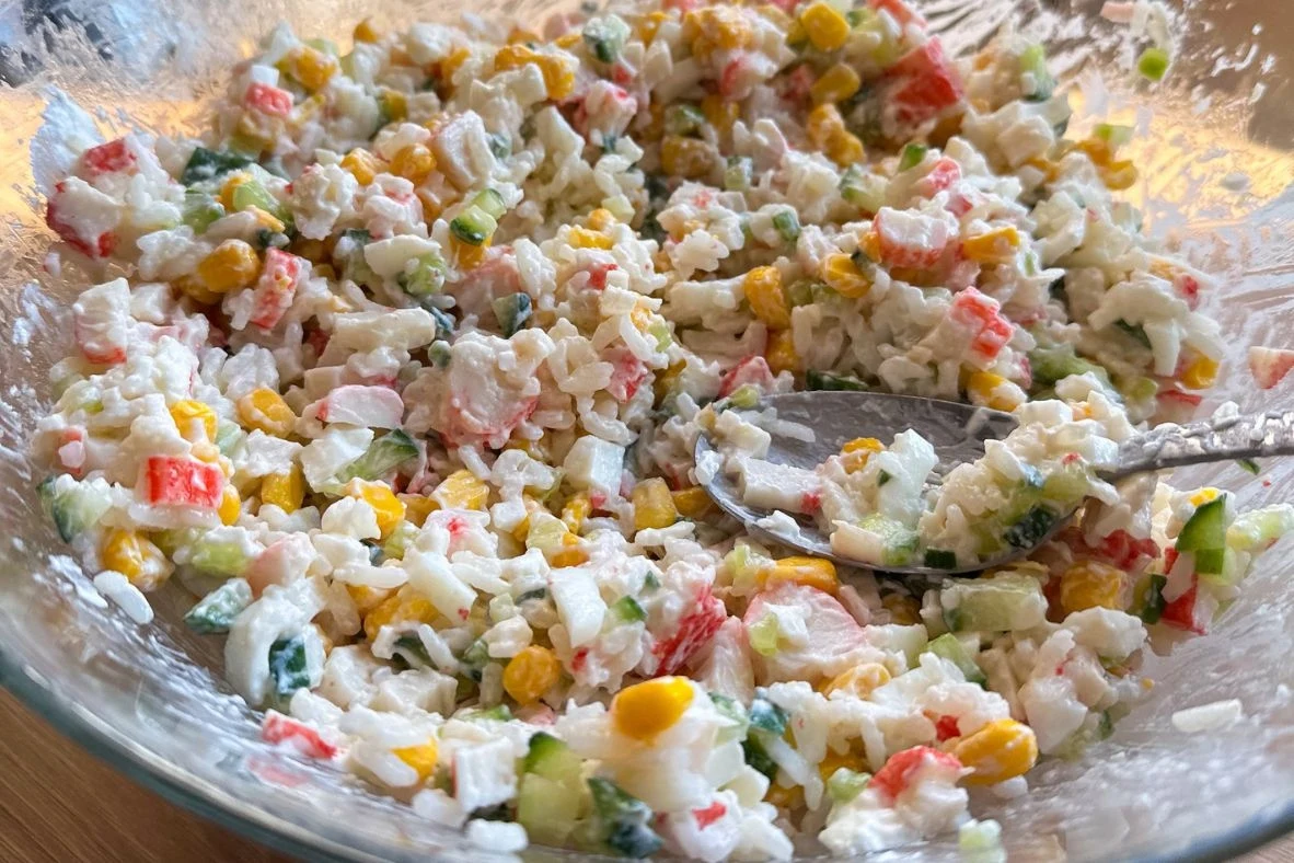 Sałatka z paluszkami surimi świetnie sprawdzi się na przyjęciu Sałatka z paluszkami surimi świetnie sprawdzi się na przyjęciu