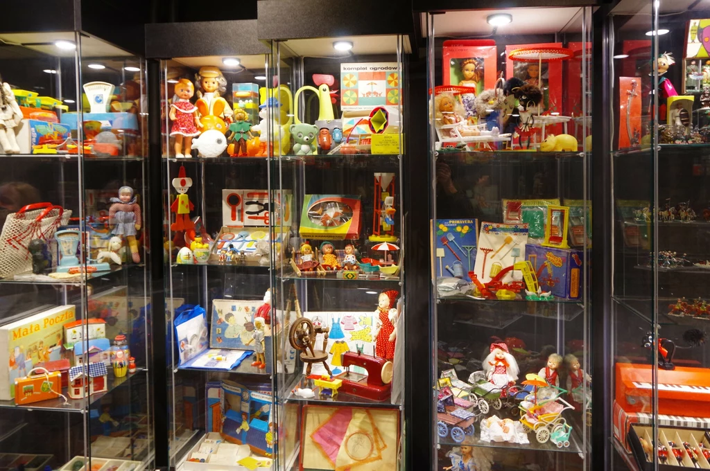Wspominamy zabawki z dzieciństwa. Na zdj. Muzeum Domkow Lalek, Gier i Zabawek w Warszawie. Kadr z wystawy Gry i zabawki polskie XX wieku Wspominamy zabawki z dzieciństwa. Na zdj. Muzeum Domkow Lalek, Gier i Zabawek w Warszawie. Kadr z wystawy Gry i zabawki polskie XX wieku