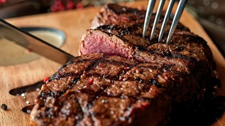 Dobrze usmażony stek jest soczysty i miękki