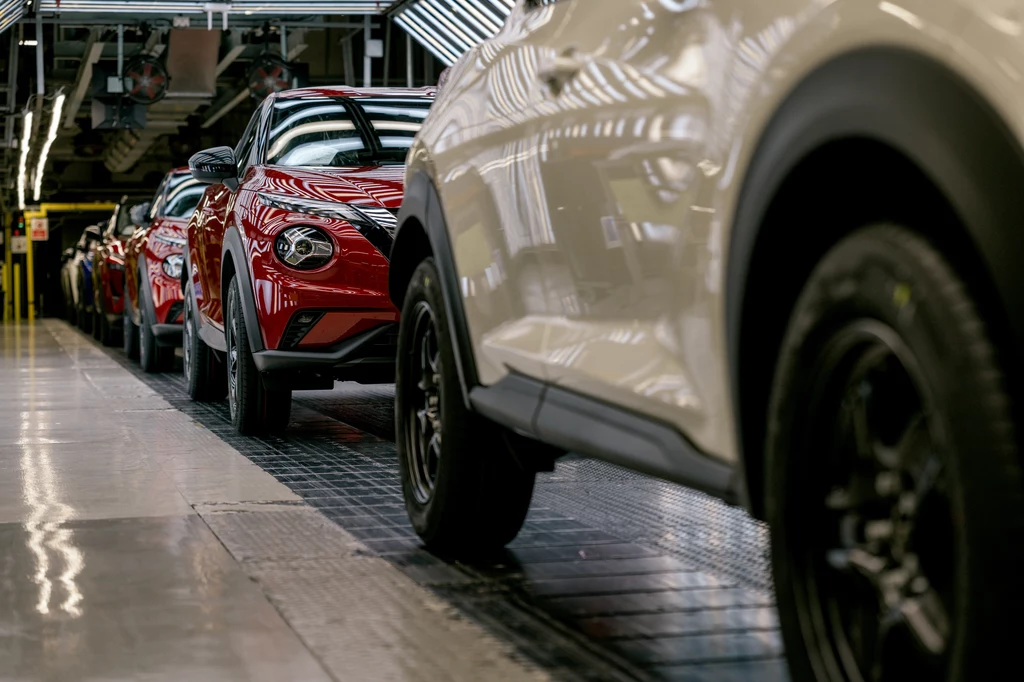 Nissan zawiesza podwyżki i rzuca odprawami. Kolejna runda cięcia kosztów. Nissan zawiesza podwyżki i rzuca odprawami. Kolejna runda cięcia kosztów.