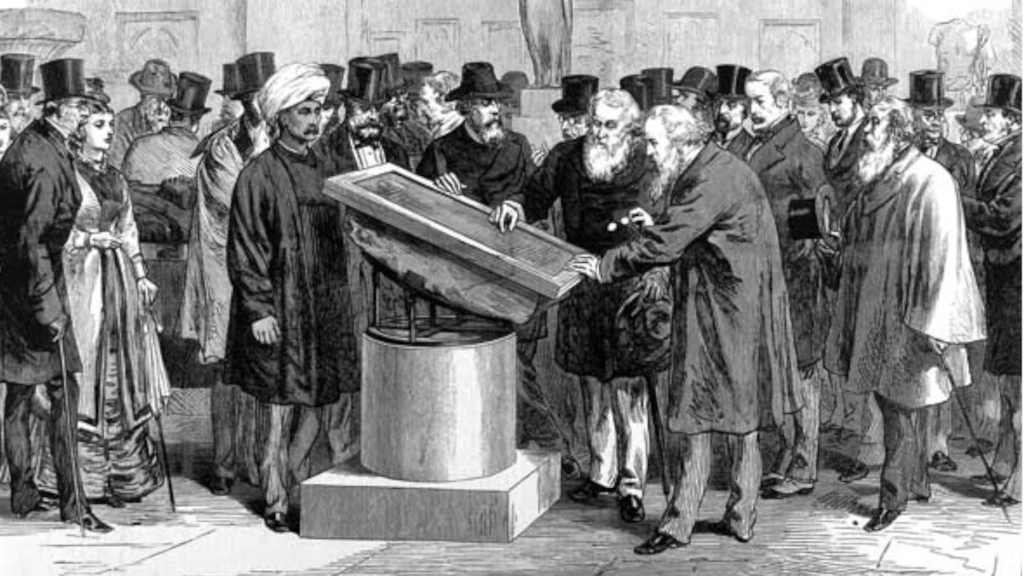 Obraz upamiętniający Międzynarodowy Kongres Orientalistów w 1874 roku z Kamieniem z Rosetty Grupa mężczyzn ubranych w XIX-wieczne stroje, stojących wokół starożytnej kamiennej płyty z inskrypcjami, ustawionej na postumencie, skupionych na jej oglądaniu i analizie.